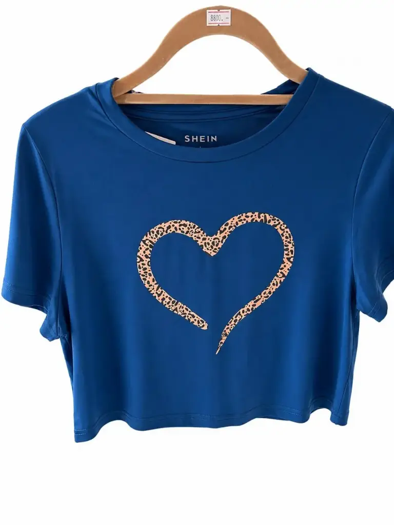 BLUSA AZUL CON CORAZON DE ANIMAL PRINT
